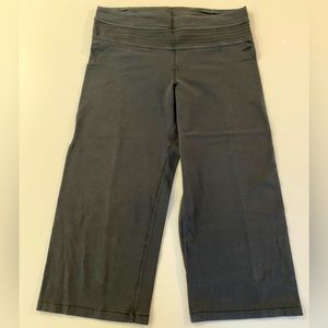 FREE W/Bundle❣️AVIA stretch pull on Black Capri/shorts/yoga -Large -20.5” length